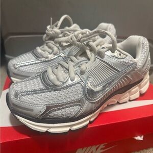 Nike Vomero 5 Sneakers size 6.5